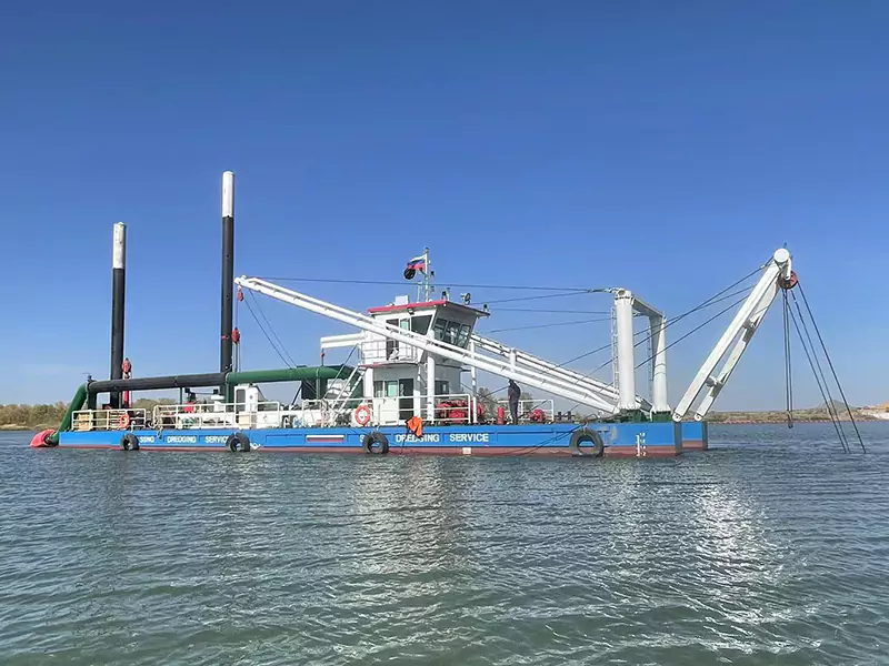 Draga aspirante con taglierina: uno strumento potente per un'efficiente rottura delle rocce e rimozione del limo.