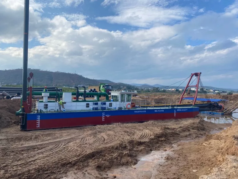 Nave draga con taglierina